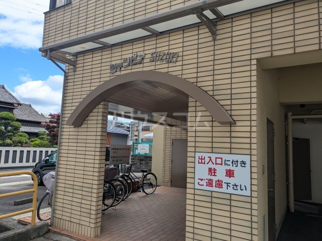 27/30 エントランス