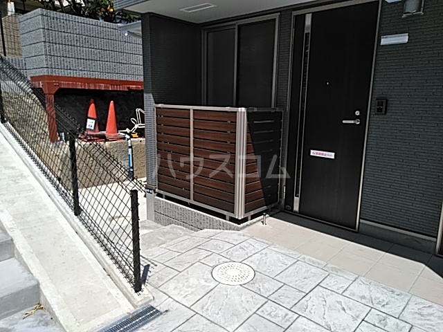 28/30 エントランス