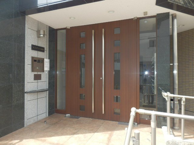 22/27 エントランス