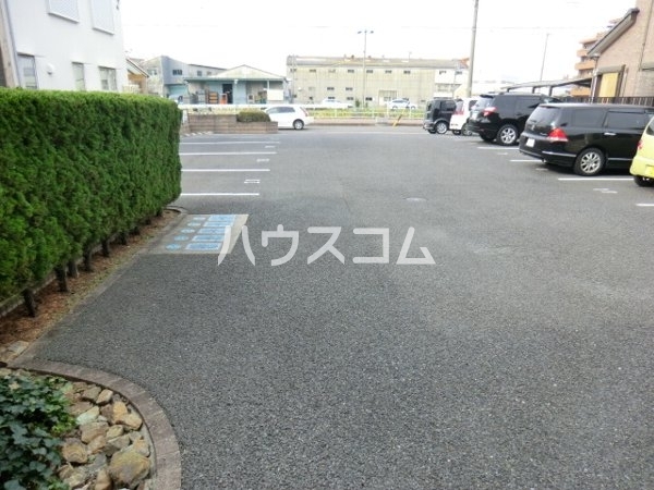 18/27 駐車場