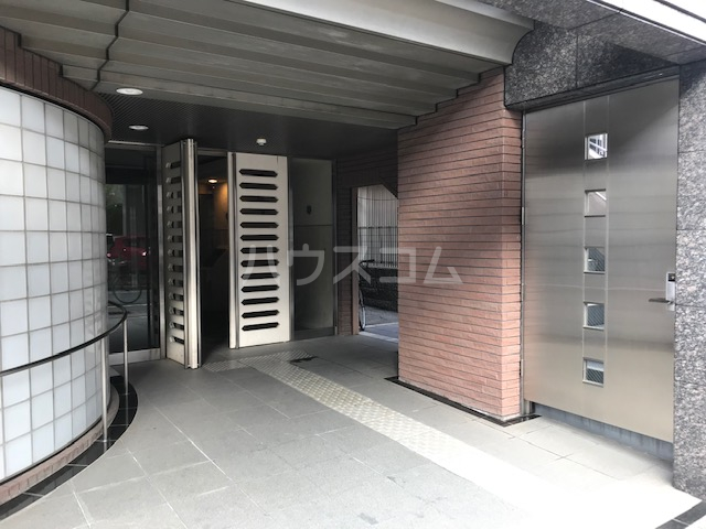 26/30 エントランス