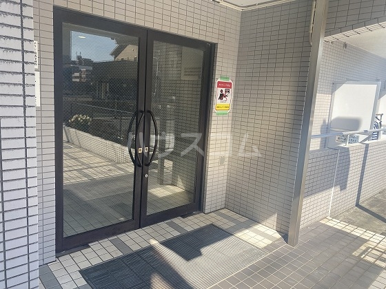 25/27 エントランス