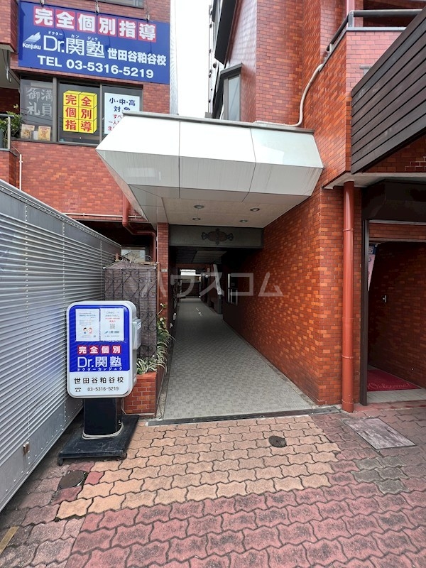 27/30 エントランス