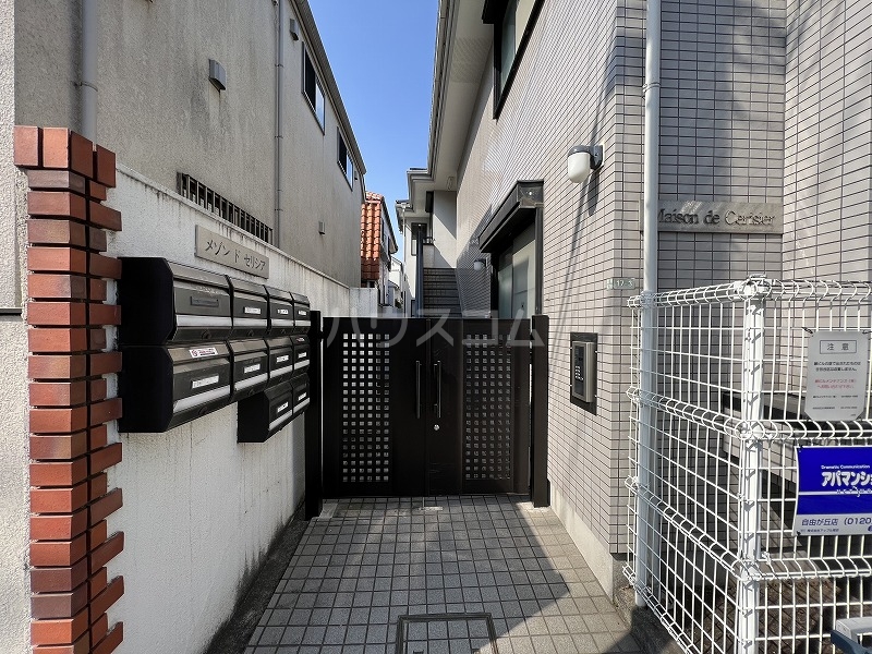 27/30 エントランス