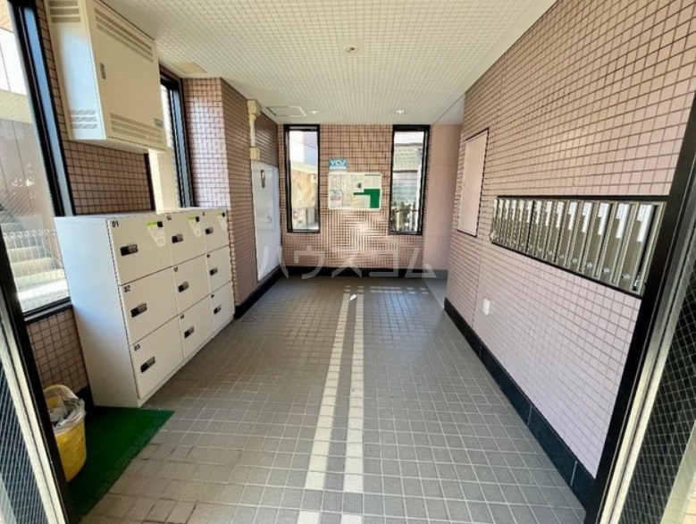 23/25 エントランス