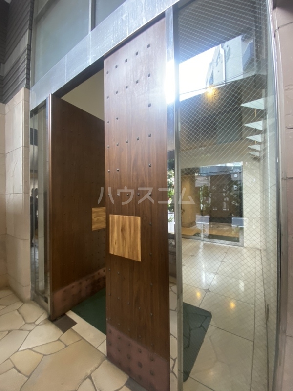 16/19 エントランス