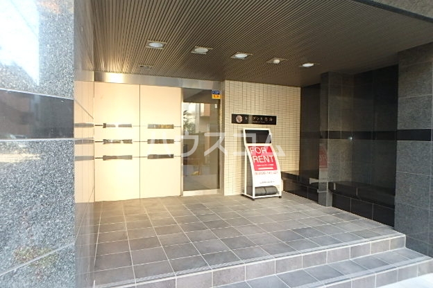 28/30 エントランス