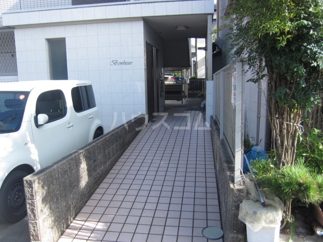 27/30 エントランス