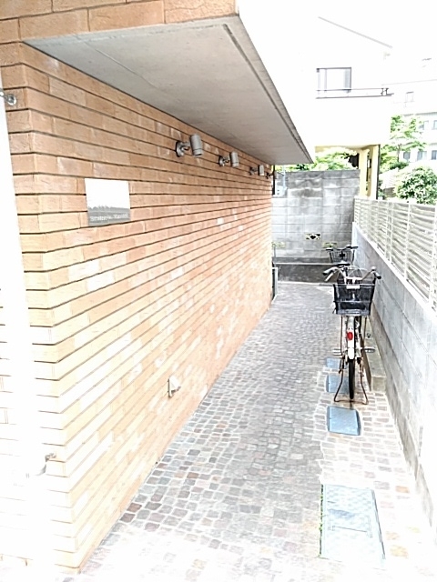 28/30 エントランス