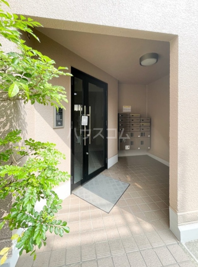 16/23 エントランス