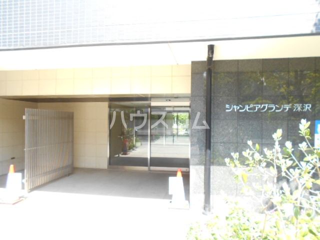 24/30 エントランス