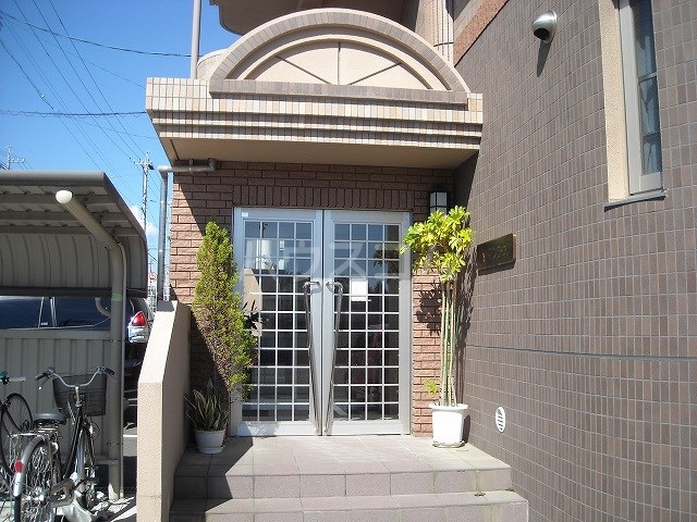 16/23 エントランス