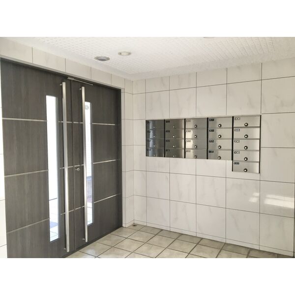 16/27 エントランス