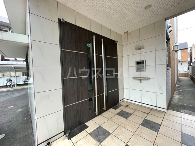 21/30 エントランス