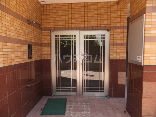 22/27 エントランス