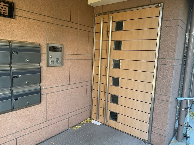 25/27 エントランス