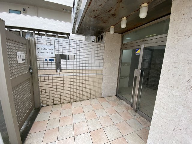 27/30 エントランス