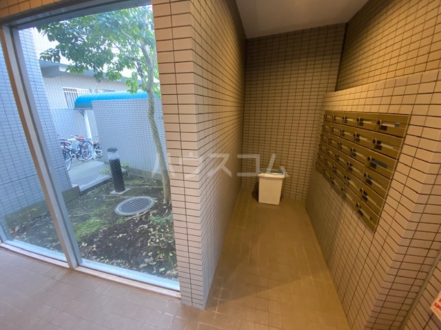 27/30 エントランス