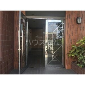 16/23 エントランス