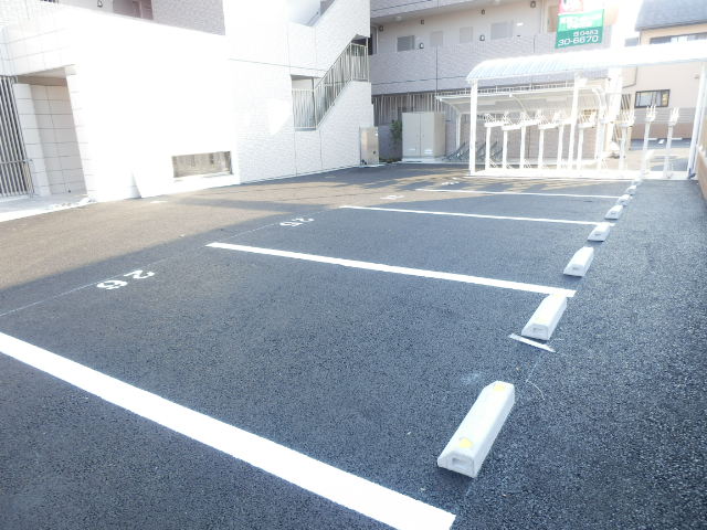 18/28 駐車場