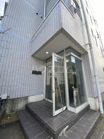 27/30 エントランス