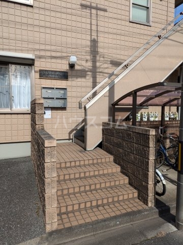 28/30 エントランス