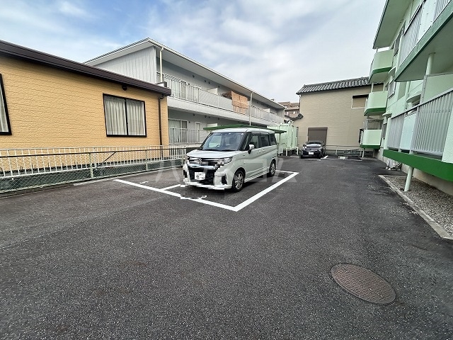 27/30 駐車場
