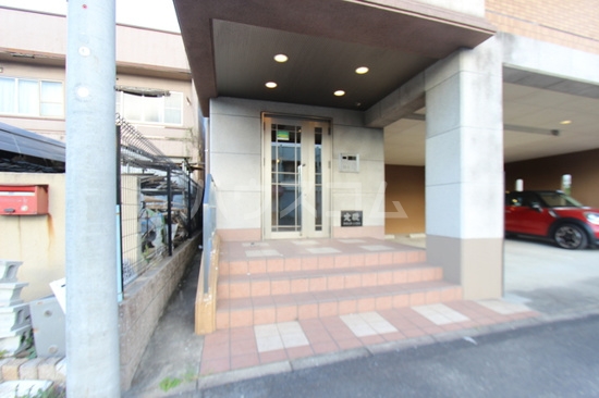 19/30 エントランス