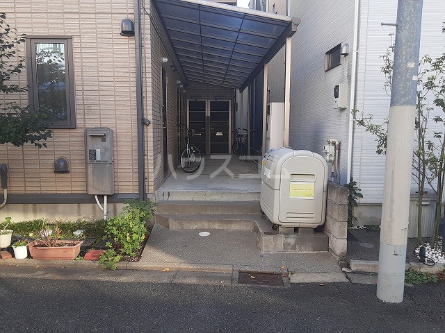 27/30 エントランス