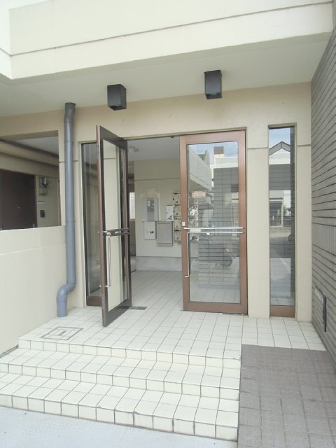 18/26 エントランス