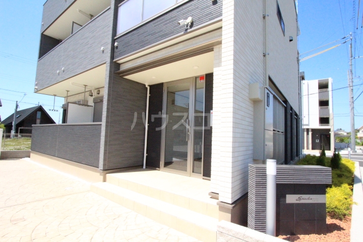 22/26 エントランス