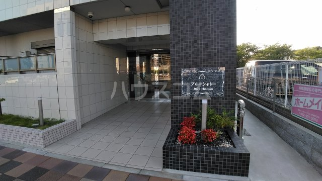 21/30 エントランス