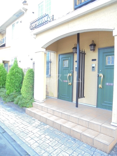 16/23 エントランス