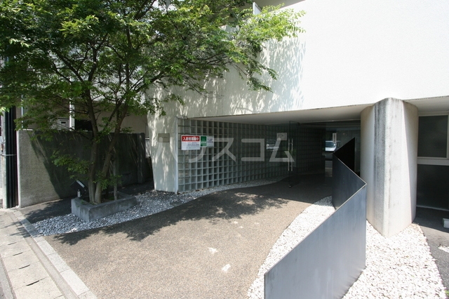 18/19 エントランス