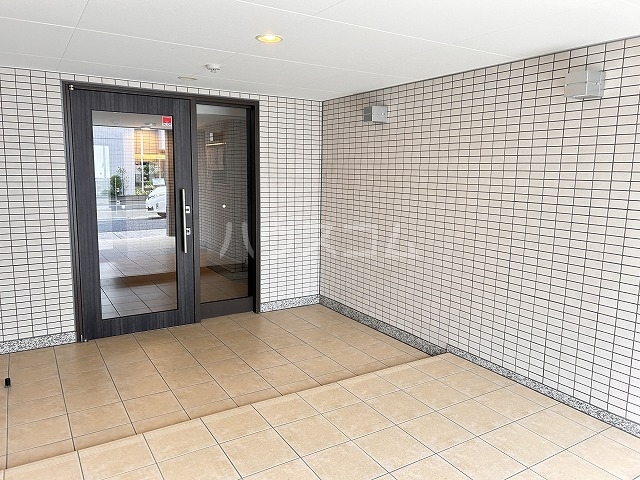 19/27 エントランス