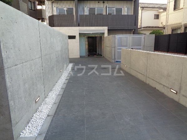 21/30 エントランス