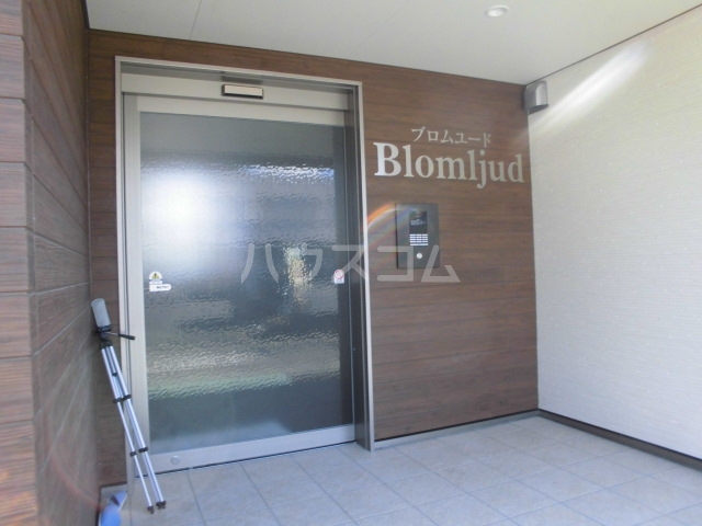 27/30 エントランス