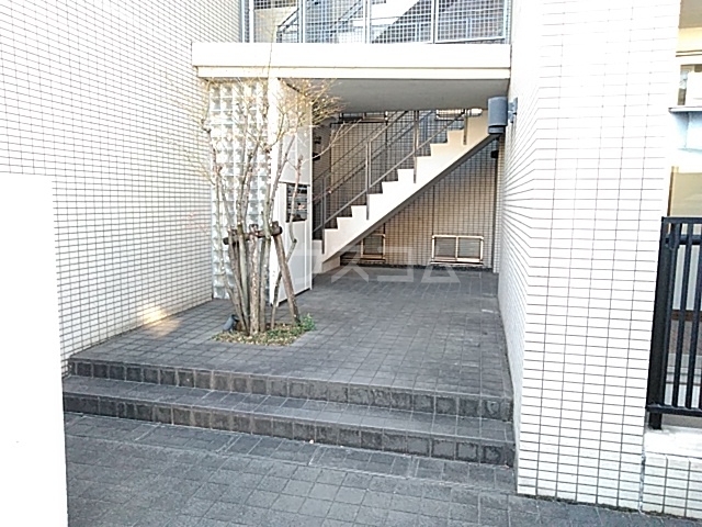 28/30 エントランス