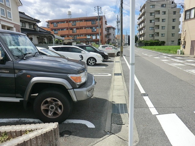 27/30 駐車場