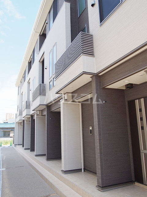 27/30 エントランス