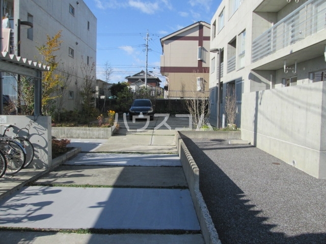 22/27 エントランス