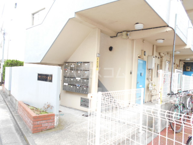 27/30 エントランス