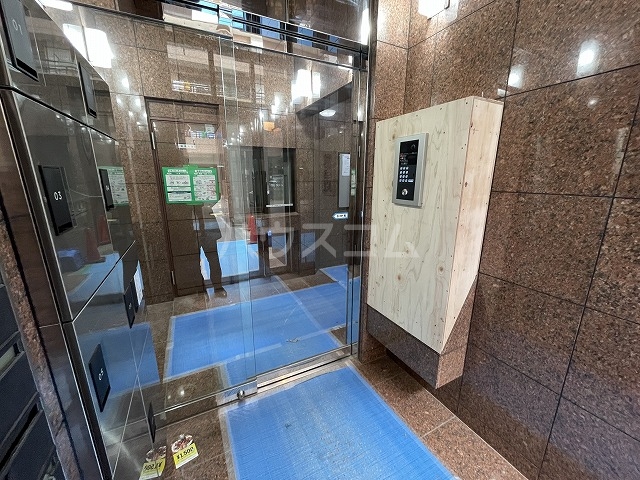 21/30 エントランス