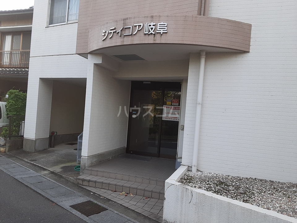 24/28 エントランス