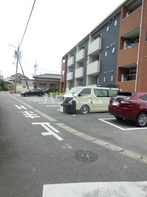 23/30 駐車場