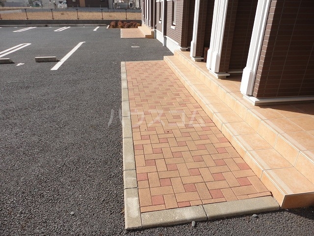 16/23 エントランス