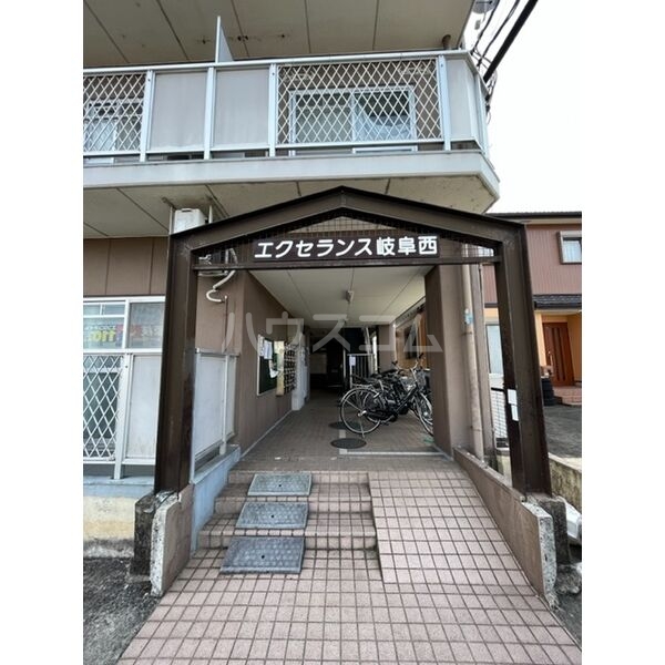23/24 エントランス