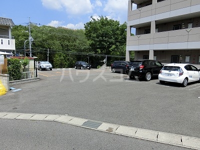 27/30 駐車場