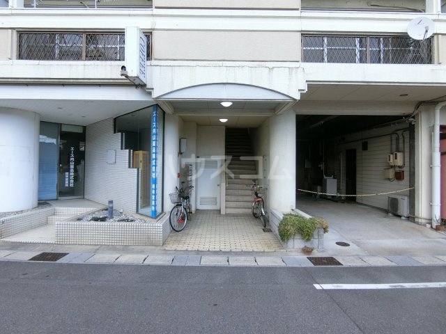 16/21 エントランス