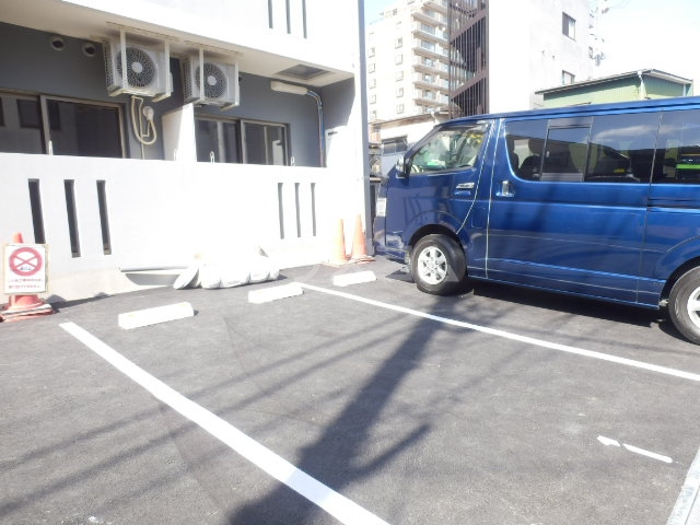 18/28 駐車場